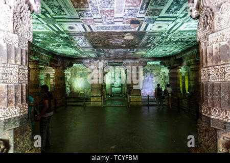 Bouddha dans salle principale avec culte, colonnades, avec de hauts-reliefs dans la véranda., Cave, 2 grottes Ajanta Aurangabad, Maharashtra, Inde, état Banque D'Images