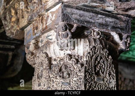 Les colonnades avec de hauts-reliefs dans la véranda., Cave, 2 grottes Ajanta Aurangabad, Maharashtra, Inde, état Banque D'Images