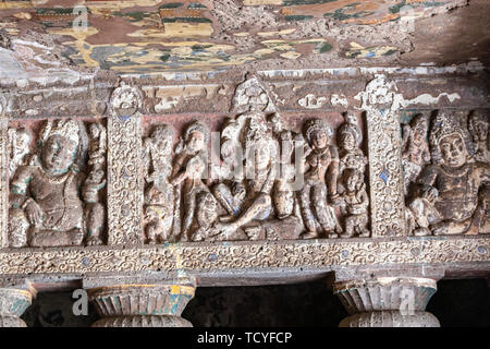 Les colonnades avec de hauts-reliefs dans la véranda., Cave, 2 grottes Ajanta Aurangabad, Maharashtra, Inde, état Banque D'Images