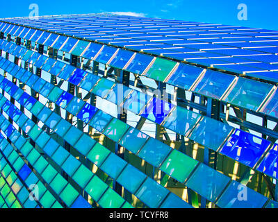 ROUEN, FRANCE - Le 8 juin 2019. La fenêtre de verre bleu et vert sur le toit, avec l'énergie solaire. Lignes graphiques, moderne bulding Banque D'Images
