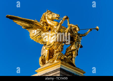 Le Pont Alexandre III Alexandre le troisième pont dans la ville de Paris en France Banque D'Images