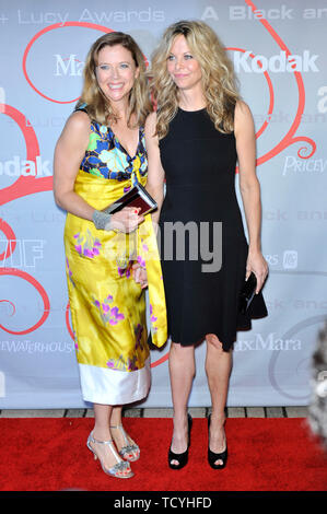 LOS ANGELES, CA. 17 juin 2008 : Meg Ryan (en noir) et Annette Bening au Women in Film Crystal  + Lucy Awards 2008 au Beverly Hilton Hotel. © 2008 Paul Smith / Featureflash Banque D'Images