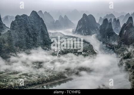 En juillet 2015, elle a été filmée dans la pittoresque place de ville de Guilin, région autonome Zhuang du Guangxi. Le matin, monter au sommet de Xianggong à photographiez des paysages magnifiques, regardez autour, le lever du soleil, mer de nuages, les montagnes, pics, méandres gracieux Xianggong Mountain est le meilleur lieu de tournage pour le lever du soleil dans la rivière Li, chaque montagne, chaque plage de l'eau, montagnes et rivières dépendent les uns des autres, d'étranges hantent les pics. La combinaison de lumière et d'ombre, les forêts, les nuages et le brouillard, l'eau de la rivière et des bougies de couleur à des moments différents, un charmant paysage peinture. Banque D'Images