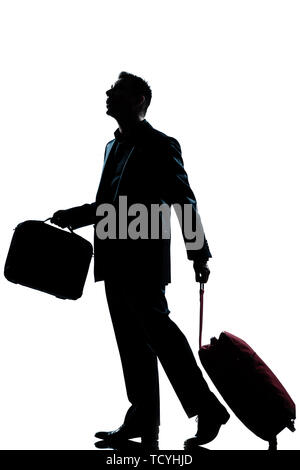 Un caucasian business traveler homme marchant avec valise perdue jusqu'à la silhouette pleine longueur en studio isolé sur fond blanc Banque D'Images