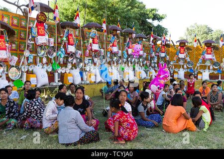 Rhône-Alpes, LE MYANMAR - Novembre 27, 2016:les gens dans costtumes rassemblement traditionnel pour un don festival en Rhône-Alpes le Myanmar (Birmanie) Banque D'Images