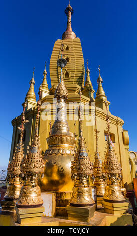 Détails de l'architecture sacrée haut lieu du mont Popa le Myanmar (Birmanie) Banque D'Images