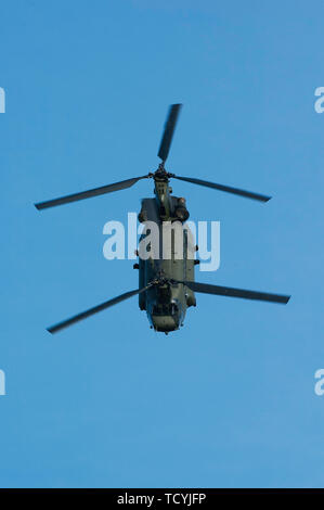 Hélicoptère Chinook de Boeing volant à jour à Dartmouth Marine 2007 Banque D'Images