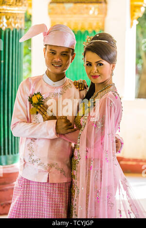 YANGON, MYANMAR - 16 décembre 2016 : Musique mariés posant avec cosutmes traditionnels de la pagode Shwedagon à Yangon (Rangoon) au Myanmar (Birmanie) Banque D'Images