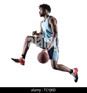 L'un afro-américain de basket-ball de l'Afrique de l'homme dans l'ombre silhouette isolé sur fond blanc Banque D'Images