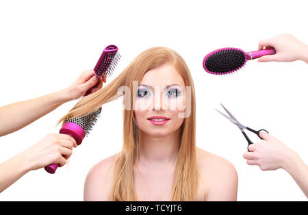 Belle femme et les mains avec des pinceaux, des ciseaux et un sèche-cheveux isolated on white Banque D'Images