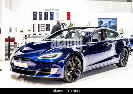 Bruxelles, Belgique, Jan 22, 2019 : bleu métal Tesla Model S 75D à Bruxelles Salon de l'automobile, produit par le constructeur automobile américain Tesla Banque D'Images