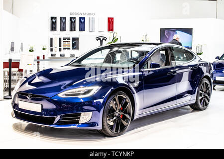 Bruxelles, Belgique, Jan 22, 2019 : bleu métal Tesla Model S 75D à Bruxelles Salon de l'automobile, produit par le constructeur automobile américain Tesla Banque D'Images