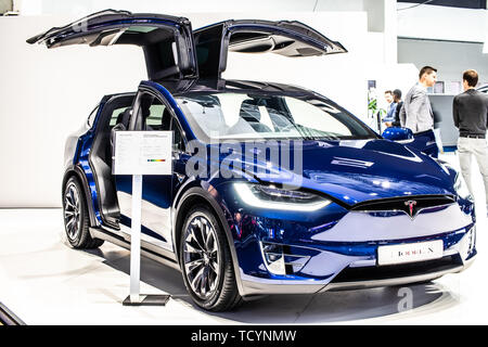 Bruxelles, Belgique, Jan 22, 2019 : bleu métal Tesla Model X P100D à Bruxelles Salon de l'automobile, véhicule électrique EV SUV produit par Tesla, Banque D'Images