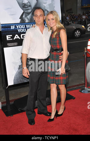 LOS ANGELES, CA. 16 septembre 2008 : Sunny Mabrey & mari Ethan Embry au Los Angeles première de son nouveau film "Eagle Eye" au Grauman's Chinese Theatre, à Hollywood. © 2008 Paul Smith / Featureflash Banque D'Images