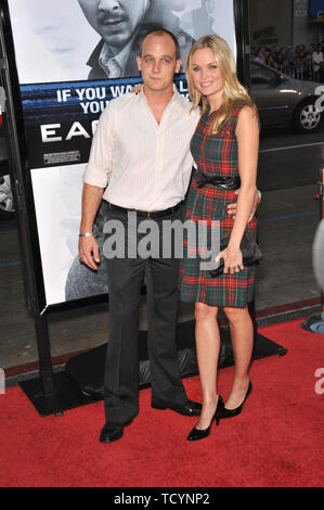 LOS ANGELES, CA. 16 septembre 2008 : Sunny Mabrey & mari Ethan Embry au Los Angeles première de son nouveau film "Eagle Eye" au Grauman's Chinese Theatre, à Hollywood. © 2008 Paul Smith / Featureflash Banque D'Images