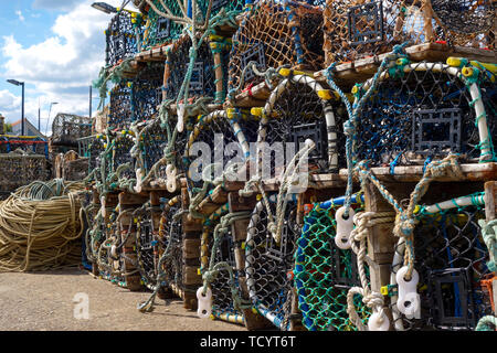 Des casiers à homard alignés sur la jetée dans le sud de la baie à Scarborough, yorkshire angleterre Banque D'Images