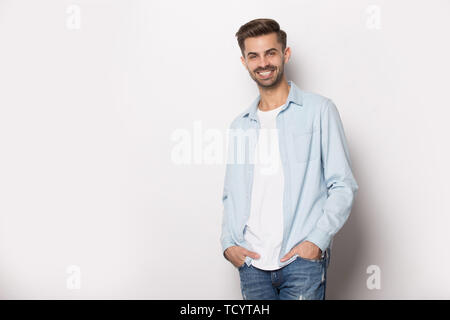 Souriante jeune brun posing in studio on white Banque D'Images