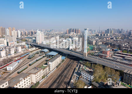 Jiefang Road et de l'UEM viaduc train dans la ville de Zhengzhou, province du Henan Banque D'Images