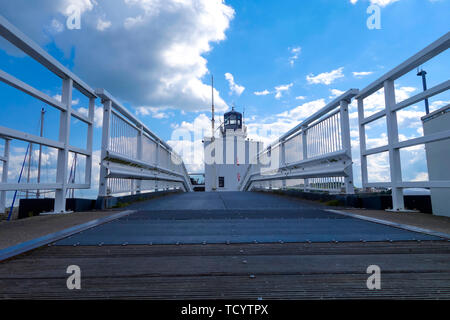 Low angle view de l'allée menant au phare de la baie du sud yorkshire angleterre Scarborough Banque D'Images