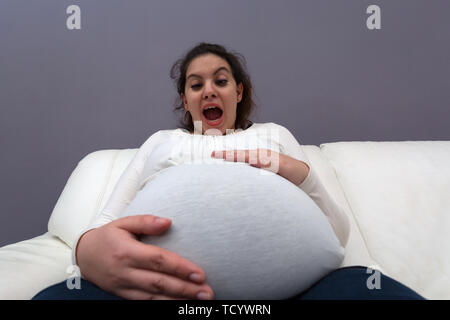 Réaction de choc humour maman enceinte à son gros ventre croissante Banque D'Images