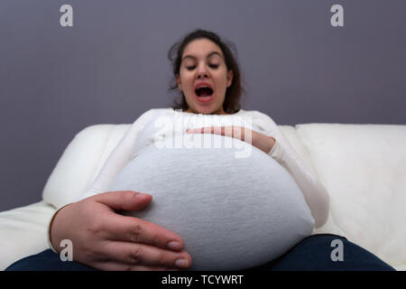 Réaction de choc humour maman enceinte à son gros ventre croissante Banque D'Images