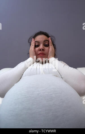 Réaction de choc humour maman enceinte à son gros ventre croissante Banque D'Images