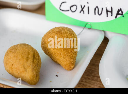 Pépites de poulet coxinha traditionnel brésilien à un marché de l'alimentation de rue Banque D'Images