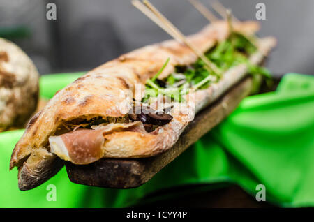 Close up of sandwich panini énorme à un marché de l'alimentation de rue Banque D'Images