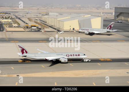 Qatar Airways les avions sur le tarmac de l'Aéroport International Hamad à Doha, Qatar. Banque D'Images