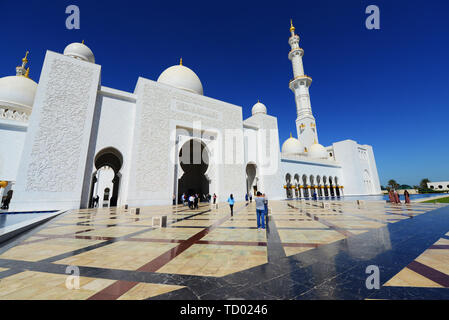 Façade avant de la magnifique Grande Mosquée de Sheikh Zayed à Abu Dhabi. Banque D'Images