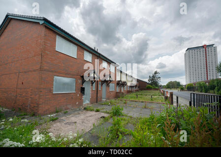 Maisons placardées sur la High Street Estate domaine de Pendleton à Salford, qui sont en attente de démolition. Banque D'Images