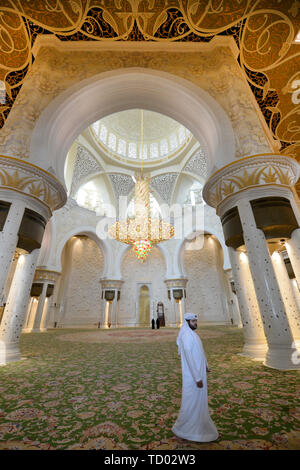 À l'intérieur de la magnifique Grande Mosquée de Sheikh Zayed à Abu Dhabi. Banque D'Images