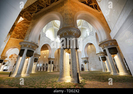 L'intérieur de la magnifique Grande Mosquée de Sheikh Zayed à Abu Dhabi. Banque D'Images