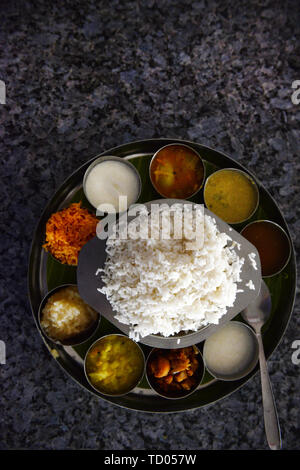 Un plat traditionnel South Indian Thali servi dans un restaurant au Tamil Nadu, Inde. Banque D'Images