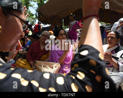 Les dévots hindous cachemiris chanter gens religieux pendant un festival annuel à la Mata Khirbhawani Tulmulla au Temple. Des milliers d'hindous du Cachemire, dont beaucoup avaient pris la fuite il y a plus de deux décennies ont assisté au festival d'adorer la déesse hindou Mata Khirbhawani Tulmulla au domaine de Ganderbal quelques 24 Kms de la capitale d'été Srinagar le jour de sa naissance. Pandits du Cachemire ont fui la région du Cachemire au début des années 90. Banque D'Images