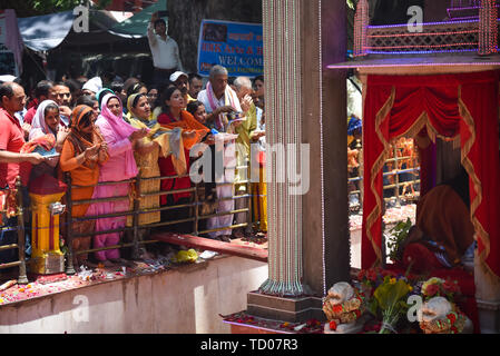 Les dévots hindous cachemiris offrir des prières au cours d'un festival annuel à la Mata Khirbhawani Tulmulla au Temple. Des milliers d'hindous du Cachemire, dont beaucoup avaient pris la fuite il y a plus de deux décennies ont assisté au festival d'adorer la déesse hindou Mata Khirbhawani Tulmulla au domaine de Ganderbal quelques 24 Kms de la capitale d'été Srinagar le jour de sa naissance. Pandits du Cachemire ont fui la région du Cachemire au début des années 90. Banque D'Images