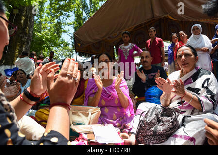 Les dévots hindous cachemiris chanter gens religieux pendant un festival annuel à la Mata Khirbhawani Tulmulla au Temple. Des milliers d'hindous du Cachemire, dont beaucoup avaient pris la fuite il y a plus de deux décennies ont assisté au festival d'adorer la déesse hindou Mata Khirbhawani Tulmulla au domaine de Ganderbal quelques 24 Kms de la capitale d'été Srinagar le jour de sa naissance. Pandits du Cachemire ont fui la région du Cachemire au début des années 90. Banque D'Images