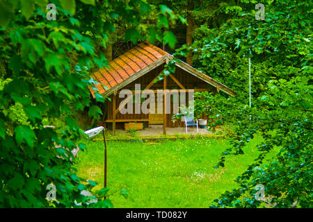 Petit cadre idyllique cabane en bois dans la forêt de Bavière, Allemagne Banque D'Images