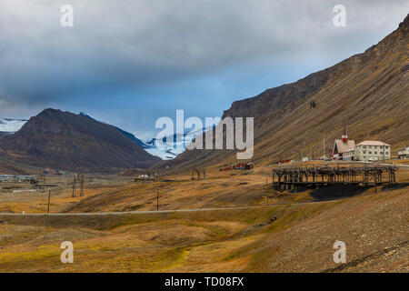 Svalbard nature paysage des montagnes du Spitzberg Longyearbyen Svalbard bâtiment ville avec une église des reliques de l'extraction du charbon sur une journée avec polar Banque D'Images