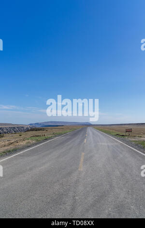 Le Xinjiang d'été l'autoroute voiture contexte Gobi Banque D'Images