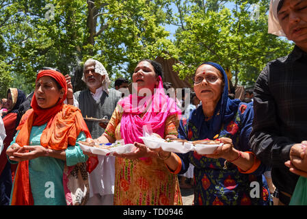 Les dévots hindous cachemiris effectuer les rituels (puja) au cours de l'khir bhavanis Khirbhawani festival au Temple. Des milliers d'hindous du Cachemire, dont beaucoup avaient pris la fuite il y a plus de deux décennies ont assisté au festival d'adorer la déesse hindou Mata Khirbhawani Tulmulla au domaine de Ganderbal quelques 24 Kms de la capitale d'été Srinagar le jour de sa naissance. Pandits du Cachemire ont fui la région du Cachemire au début des années 90. Banque D'Images