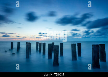 Ancienne jetée des pilotis au crépuscule sur le golfe du Mexique, Naples, Florida, USA Banque D'Images