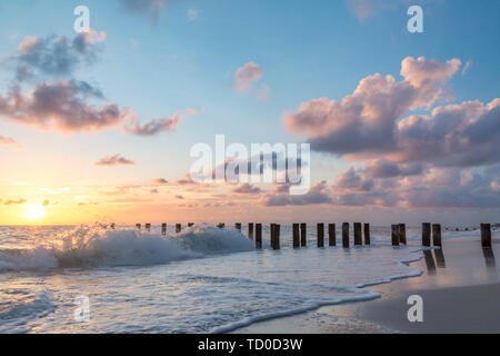 Ancienne jetée des pilotis au coucher du soleil sur le golfe du Mexique, Naples, Florida, USA Banque D'Images