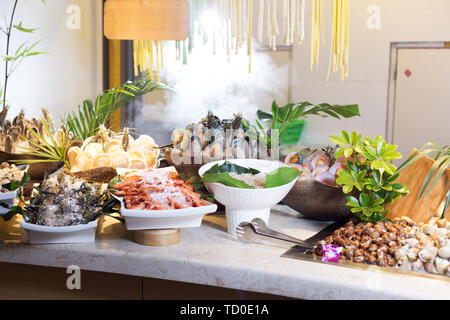 Photographie frais ood sur table dans le salon Banque D'Images