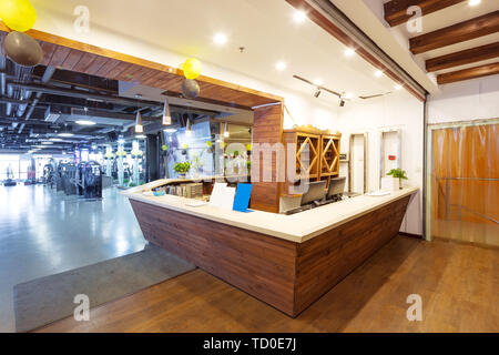 Bureau de réception en bois dans une salle de sport moderne Banque D'Images