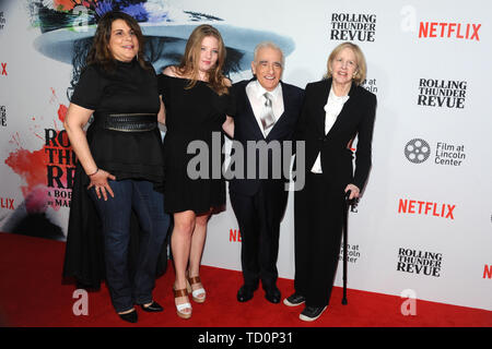 New York, NY, USA. 10 Juin, 2019. Cathy Scorsese, Francesca Scorsese, Martin Scorsese et Helen Morris à la première mondiale de Netflix Rolling Thunder Revue : Une histoire de Bob Dylan par Martin Scorsese à l'Alice Tully Hall à New York le 10 juin 2019. Crédit : John Palmer/media/Alamy Punch Live News Banque D'Images