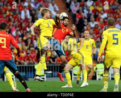 Madrid, Espagne. 10 Juin, 2019. L'Espagne, la CITP (R) haut rivalise avec le Suédois Filip Helander (L, haut) au cours de l'UEFA Euro 2020 football match de qualification du groupe F entre l'Espagne et la Suède à Madrid, Espagne, le 10 juin 2019. L'Espagne a gagné 3-0. Crédit : Edward F. Peters/Xinhua/Alamy Live News Banque D'Images