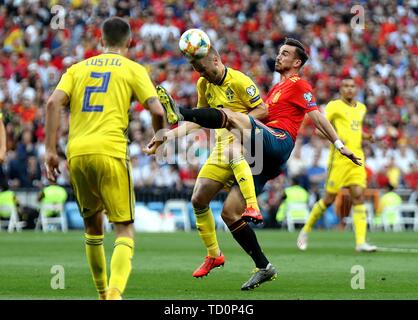 Madrid, Espagne. 10 Juin, 2019. L'Espagne Fabian Ruiz (R) est en concurrence avec la Suède de Sebastian Larsson (C) pendant l'UEFA Euro 2020 football match de qualification du groupe F entre l'Espagne et la Suède à Madrid, Espagne, le 10 juin 2019. L'Espagne a gagné 3-0. Crédit : Edward F. Peters/Xinhua/Alamy Live News Banque D'Images