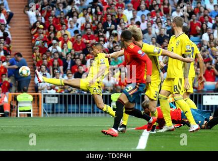 Madrid, Espagne. 10 Juin, 2019. Le Suédois Robin Quaison (1re L) pousses durant l'UEFA Euro 2020 football match de qualification du groupe F entre l'Espagne et la Suède à Madrid, Espagne, le 10 juin 2019. L'Espagne a gagné 3-0. Crédit : Edward F. Peters/Xinhua/Alamy Live News Banque D'Images