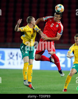 Belgrade, Serbie. 10 Juin, 2019. De la Serbie de Nemanja Maksimovic (R) rivalise avec la Lituanie Karolis Chvedukas Championnat d'Europe 2020 en ronde de qualification, match de football entre la Serbie et la Lituanie à Belgrade, en Serbie, le 10 juin 2019. La Serbie a gagné 4-1. Credit : Predrag Milosavljevic/Xinhua/Alamy Live News Banque D'Images